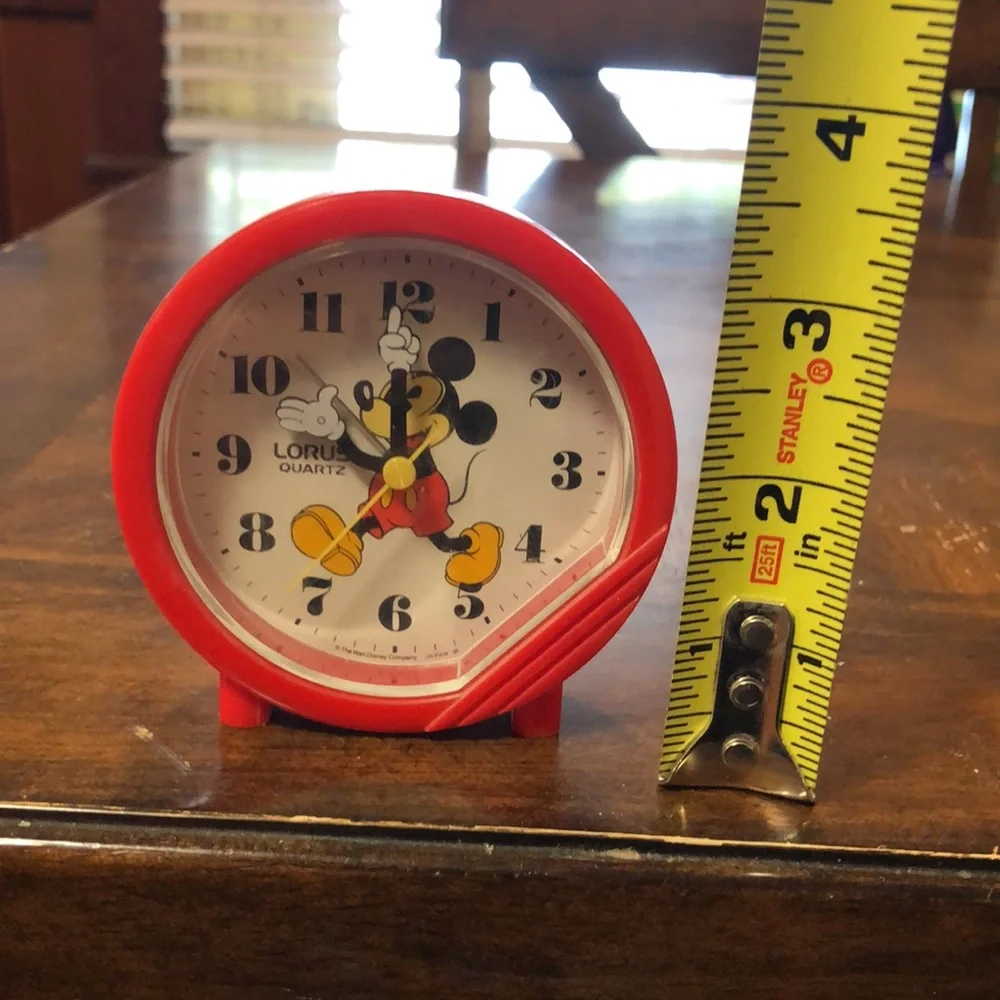 Mickey Mouse Lorus quartz clock it’s missing the battery cover and don’t work